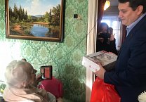 Секретарь Тульского обкома КПРФ Алексей Лебедев поздравил старейшую коммунистку в Тульской области с вековым юбилеем