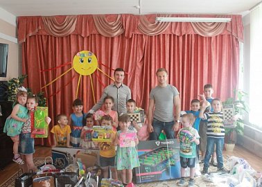 Тульский комсомол в Международный день защиты детей принял участие в благотворительной акции и посетил социально-реабилитационный центр для несовершеннолетних №1 города Тулы 