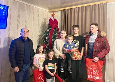 Тульские комсомольцы поздравили многодетные семьи с Новым годом
