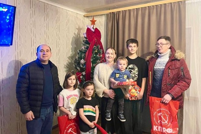 Тульские комсомольцы поздравили многодетные семьи с Новым годом