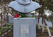 Накануне Дня космонавтики ефремовские коммунисты почтили память Ю.А. Гагарина традиционнным возложением цветом