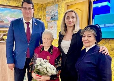 Первый секретарь Тульского обкома КПРФ Алексей Лебедев поздравил ветерана партии с 90-летним юбилеем
