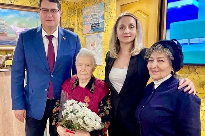 Первый секретарь Тульского обкома КПРФ Алексей Лебедев поздравил ветерана партии с 90-летним юбилеем