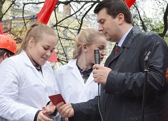 Тульский обком вывел рабочих оборонных заводов на многотысячную праздничную первомайскую демонстрацию. Тульский обком вывел рабочих оборонных заводов на многотысячную праздничную первомайскую демонстрацию.
