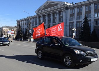 «Год как Крым вернулся домой!» Под таким девизом тульские коммунисты провели автопробег. «Год как Крым вернулся домой!» Под таким девизом тульские коммунисты провели автопробег.
