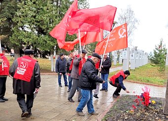 Тульские коммунисты по всему региону провели возложения цветов к памятникам В.И. Ленина