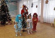 Алексинские коммунисты поздравили детей с наступающим Новым годом