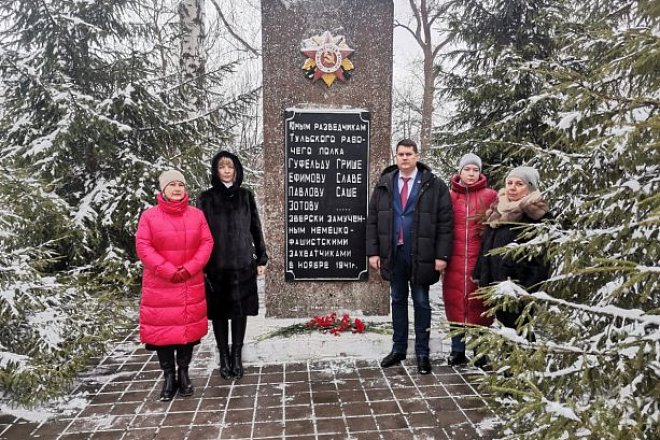 Секретари обкома партии Алексей Лебедев и Татьяна Косарева почтили память юных партизан-разведчиков