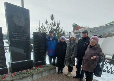 Донские коммунисты в день годовщины вывода советских войск из Афганистана провели возложение цветов на братской могиле города Донского