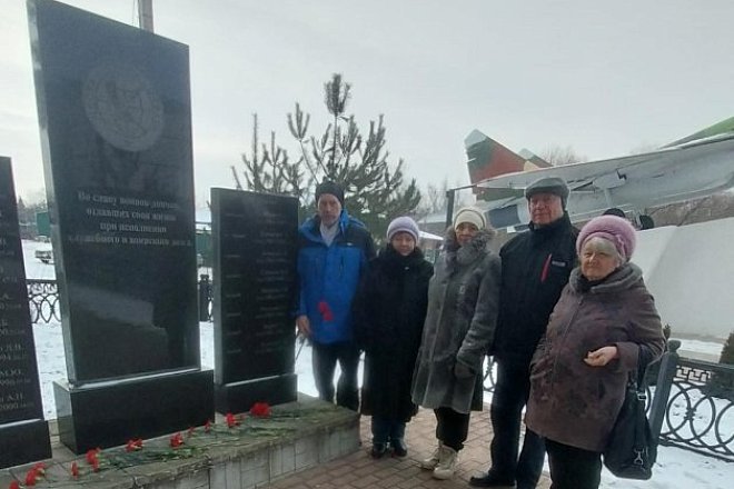 Донские коммунисты в день годовщины вывода советских войск из Афганистана провели возложение цветов на братской могиле города Донского