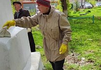 Ефремовские коммунисты отремонтировали памятник Карлу Марксу Ефремовские коммунисты отремонтировали памятник Карлу Марксу