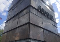 Памятник Ленину в центре Ясногорска разрушается на глазах