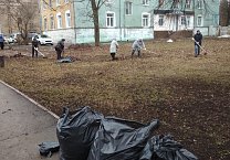 Новомосковские коммунисты вышли на субботник Новомосковские коммунисты вышли на субботник