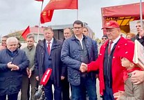 Первый секретарь Тульского обкома КПРФ, депутат Тульской областной Думы Алексей Лебедев: «Будем помогать Донбассу до полной Победы» Первый секретарь Тульского обкома КПРФ, депутат Тульской областной Думы Алексей Лебедев: «Будем помогать Донбассу до полной Победы»