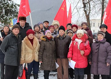 Коммунисты Тульской области несут цветы  к памятникам В.И. Ленину