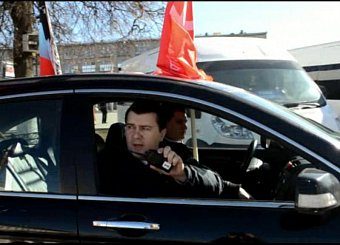 «Год как Крым вернулся домой!» Под таким девизом тульские коммунисты провели автопробег. «Год как Крым вернулся домой!» Под таким девизом тульские коммунисты провели автопробег.