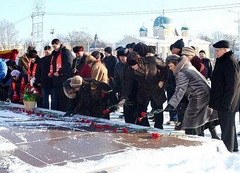 Тульские коммунисты возложили цветы к памятнику В.И. Ленину на главной площади региональной столицы.