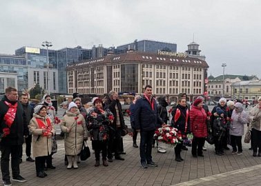 Массовые возложения цветов к памятникам Владимиру Ленину прошли в Туле и во всех районах области