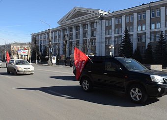 «Год как Крым вернулся домой!» Под таким девизом тульские коммунисты провели автопробег. «Год как Крым вернулся домой!» Под таким девизом тульские коммунисты провели автопробег.