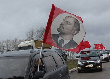 Коммунисты продолжают проводить автопробеги в честь 100-летней годовщины Великого Октября