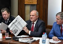 Геннадий Зюганов наградил Олега Лебедева партийной наградой