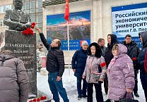Тульские коммунисты и комсомольцы возложили цветы к памятнику В.А. Стародубцеву
