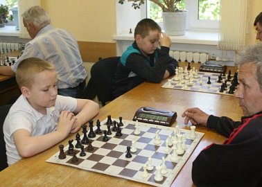 Коммунисты Черни поддержали любителей шахмат