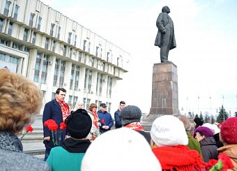 Тульские коммунисты на мероприятии в честь Дня рождения В.И. Ленина осудили провокационный законопроект о перезахоронении вождя.