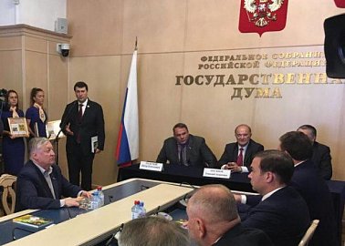 Олег Лебедев провёл торжественную церемонию гашения почтовых марок, посвящённых истории отечественного пчеловодства