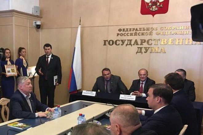 Олег Лебедев провёл торжественную церемонию гашения почтовых марок, посвящённых истории отечественного пчеловодства