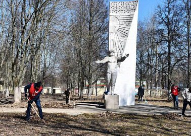 Субботник в Сквере Космонавтов