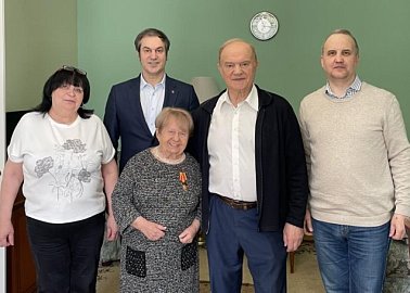 Г.А. Зюганов наградил А.Н. Пахмутову памятной медалью ЦК КПРФ «80 лет Великой Победы»