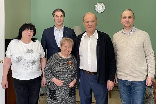 Г.А. Зюганов наградил А.Н. Пахмутову памятной медалью ЦК КПРФ «80 лет Великой Победы»
