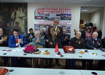 Первый секретарь Тульского обкома КПРФ Олег Лебедев поздравил в обкоме партии ветеранов Великой Отечественной войны.