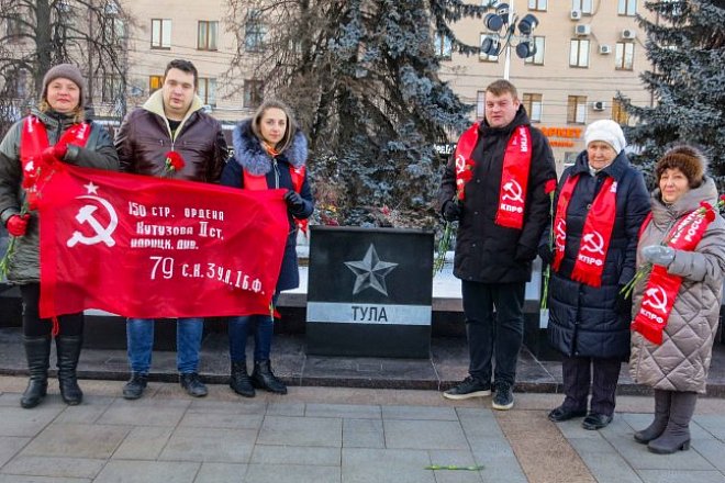 Тульские коммунисты в годовщину присвоения Туле статуса города-героя и обороны родного города возложили цветы к монументу на площади Победы