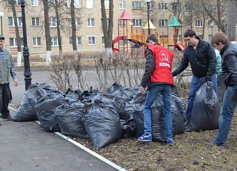 Тульские коммунисты в честь Дня космонавтики провели субботник в сквере Пионеров освоения космоса.