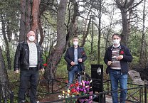 Алексинские депутаты-коммунисты сегодня приняли участие в возложении цветов к могилам и памятным мемориалам нашим героям