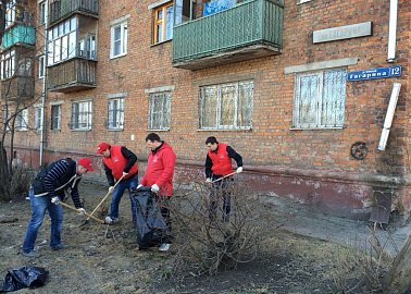 День космонавтики Тульский обком КПРФ  отметили ударным субботником под советскую музыку на улице имени Юрия Гагарина.