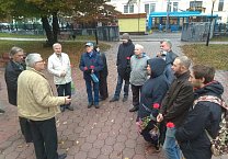 В память защитников Дома Советов в тульском Сквере Коммунаров прошло возложение цветов к стеле Павшим за Советскую власть