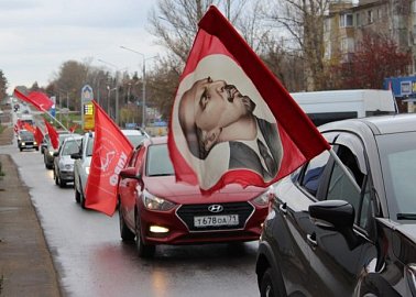 Ефремовский ГК КПРФ провел автопробег,  посвященный дню рождения комсомола