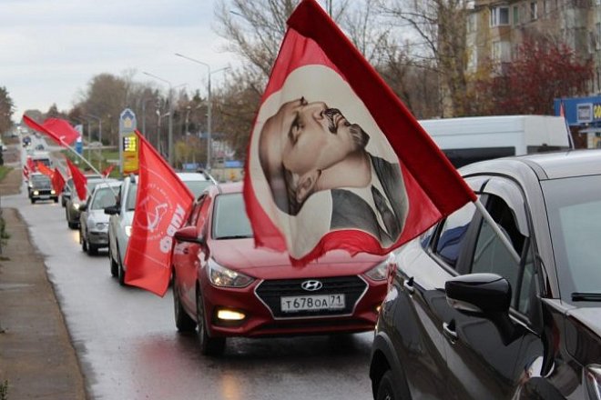 Ефремовский ГК КПРФ провел автопробег,  посвященный дню рождения комсомола