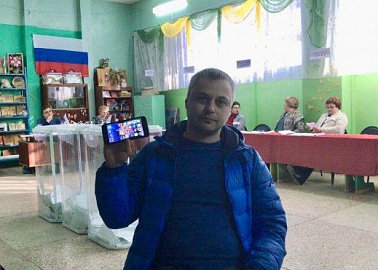 Молодые наблюдатели от Грудинина ведут видеосъемку на избирательных участках