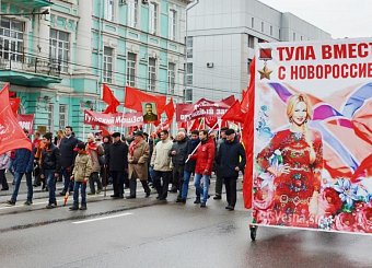 Тульский обком вывел рабочих оборонных заводов на многотысячную праздничную первомайскую демонстрацию. Тульский обком вывел рабочих оборонных заводов на многотысячную праздничную первомайскую демонстрацию.
