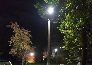 Кимовские коммунисты помогли жителям ул. Коммунистической установить освещение во дворах