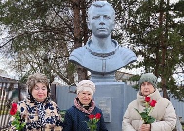 Накануне Дня космонавтики ефремовские коммунисты почтили память Ю.А. Гагарина традиционнным возложением цветом