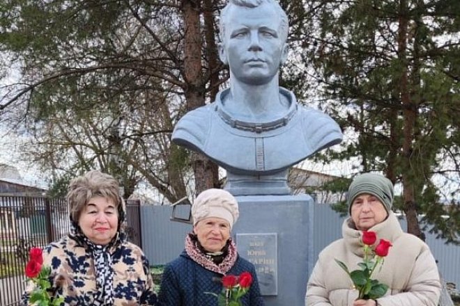 Накануне Дня космонавтики ефремовские коммунисты почтили память Ю.А. Гагарина традиционнным возложением цветом