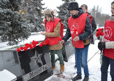 Коммунисты возложили цветы к стеле в честь города-героя Ленинграда.