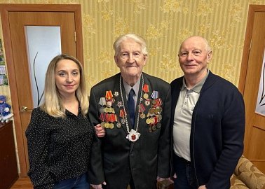 Тульские коммунисты поздравили ветерана партии, участника Парада на Красной площади 7 ноября 1941 года, почетного гражданина Тульской области А.И. Тимофеева