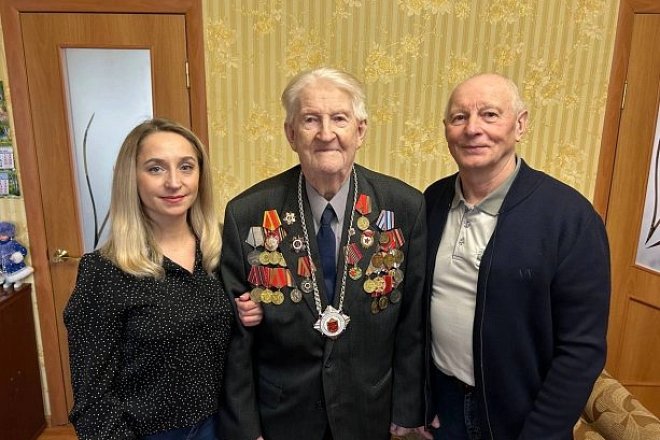Тульские коммунисты поздравили ветерана партии, участника Парада на Красной площади 7 ноября 1941 года, почетного гражданина Тульской области А.И. Тимофеева