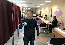 Молодые наблюдатели от Грудинина ведут видеосъемку на избирательных участках